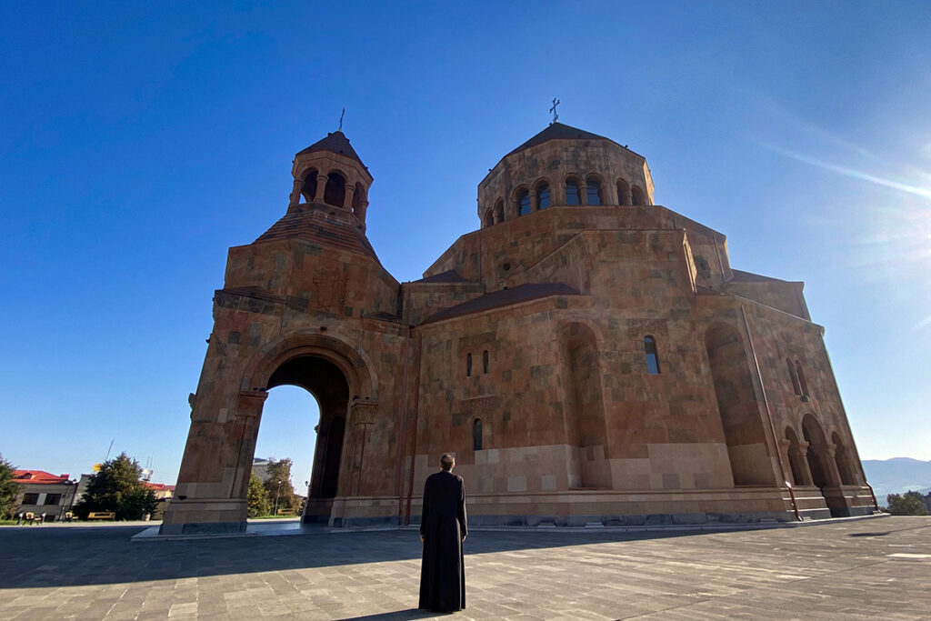 A demolição da Catedral de Stepanakert pelo Azerbaijão é um genocídio cultural da Amênia Cristã