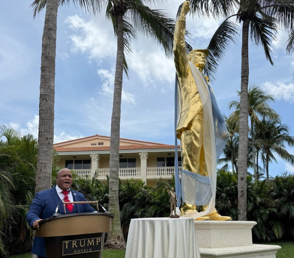 A estátua de Trump 'Don Colossus' não é uma adoração do 'bezerro de ouro', afirma o pastor Mark Burns