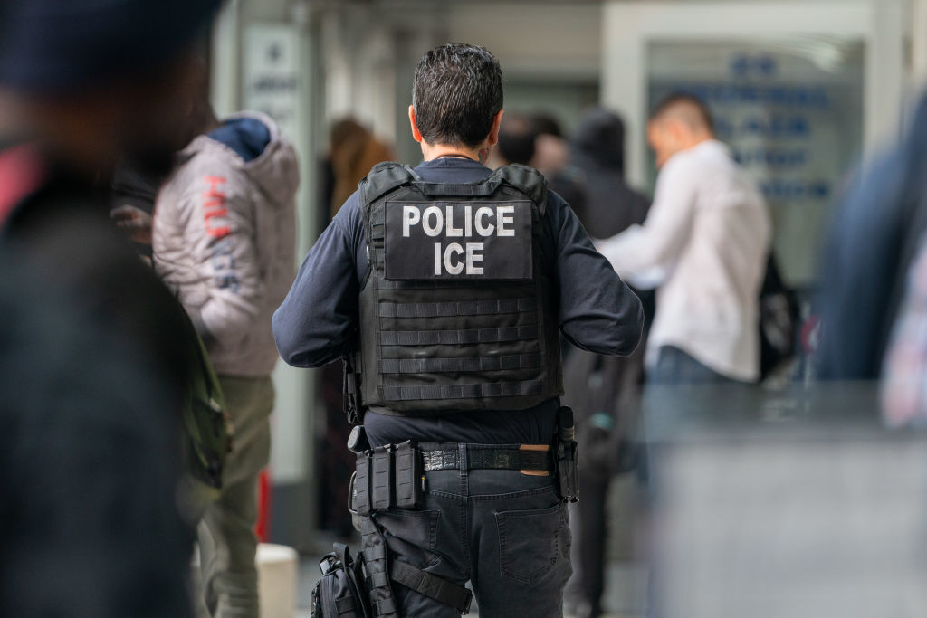Agente do ICE acusado de atirar em homem venezuelano em Minnesota