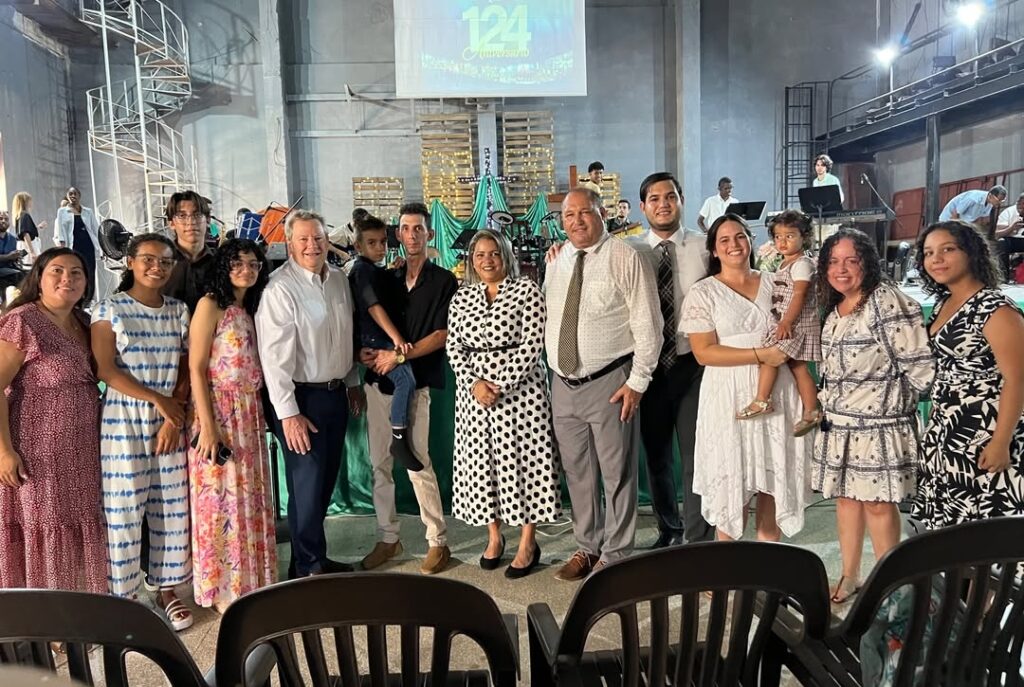 Autoridade dos EUA participa de culto evangélico em Cuba