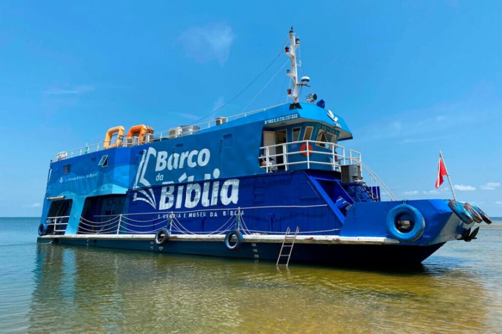 Barco da Bíblia navega na Amazônia com distribuição de Bíblias