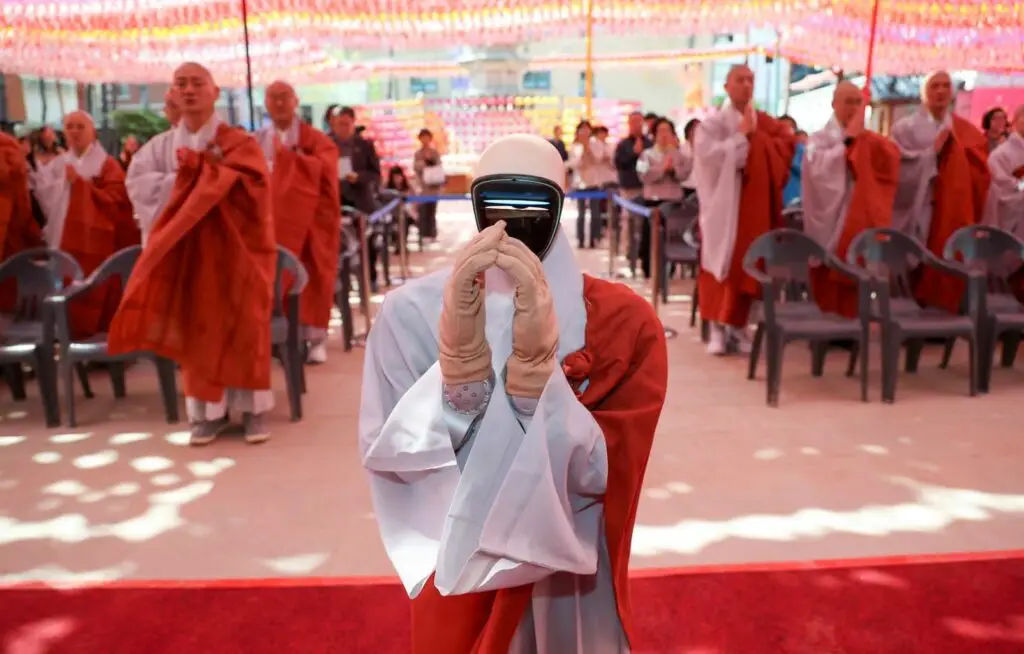 Budismo cria robô-monge para atrair jovens à religião nirvana