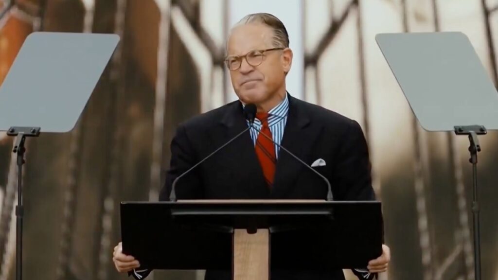 Eric Metaxas resiste aos ataques por causa da piada de salão de WH durante o discurso do Rededicate 250