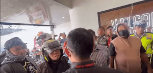 Muçulmanos interrompem o serviço da Prosperous Mission Church (GMS) na vila de Panggungharjo, Bantul Regency, região especial da capital de Yogyakarta, Indonésia, em 24 de maio de 2026. (Captura de tela do vídeo no Facebook)