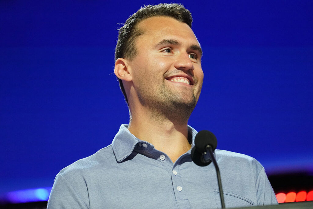 Funcionário da universidade de Indiana demitido por causa da postagem de Charlie Kirk recebe acordo de US$ 225 mil