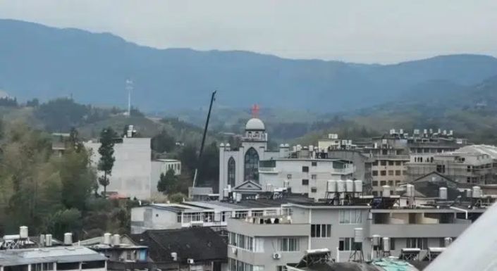 Governo da China cumpre ameaça e templo de igreja é demolido