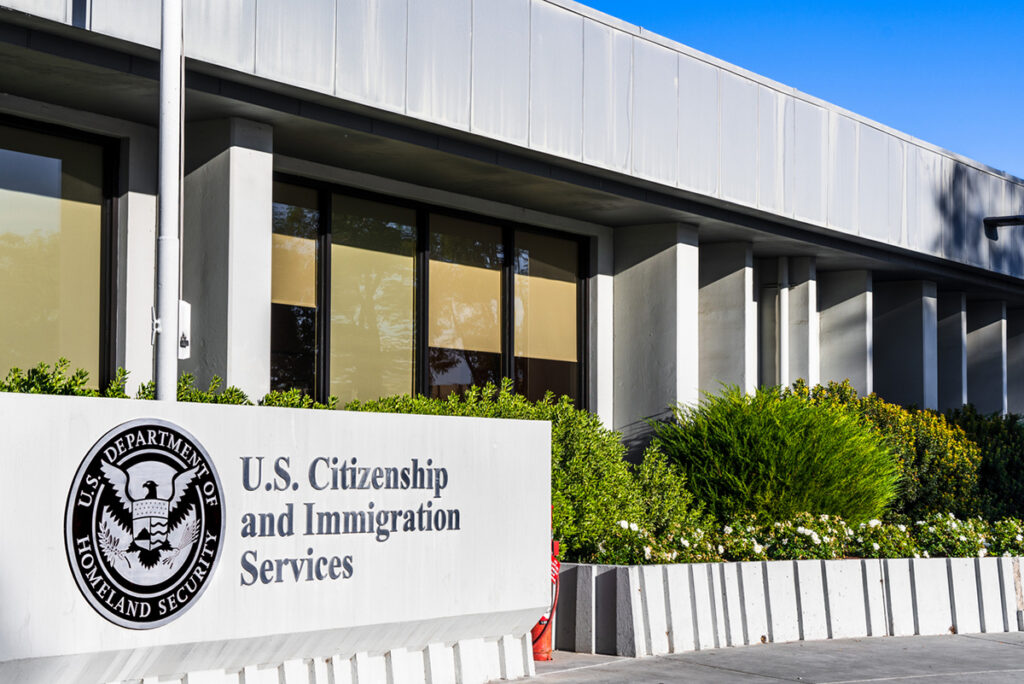 Grupo evangélico condena mudança na política de Trump que afeta imigrantes que entraram legalmente