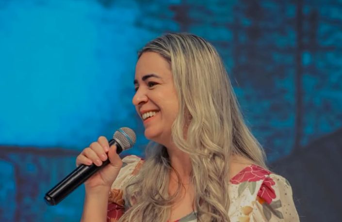 Keyla Costa, baleada por engano, volta a andar