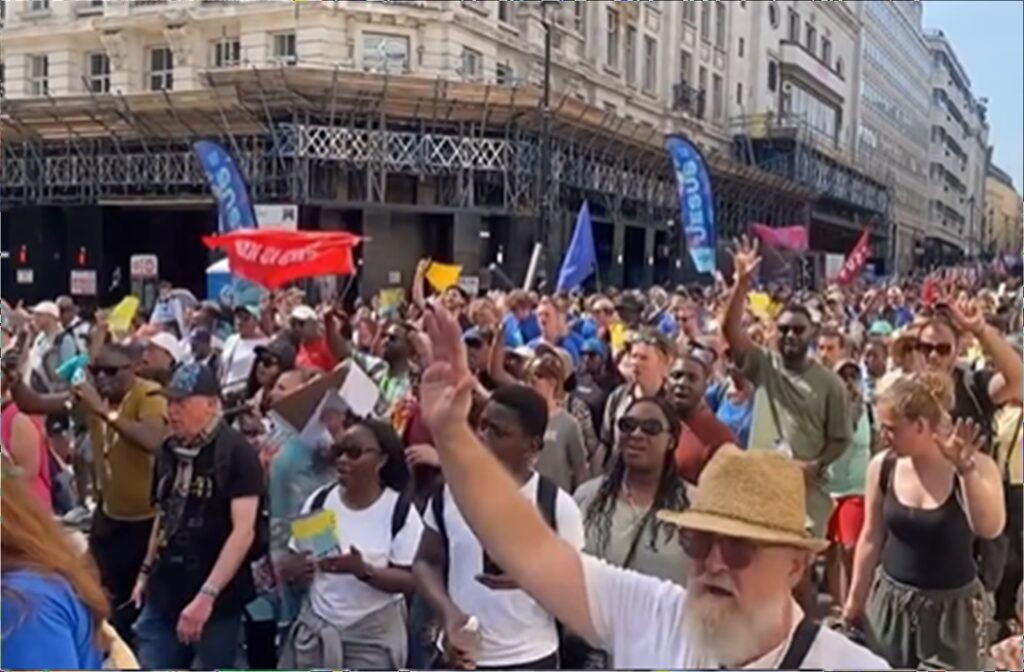 Marcha para Jesus volta a Londres após 25 anos e reúne milhares