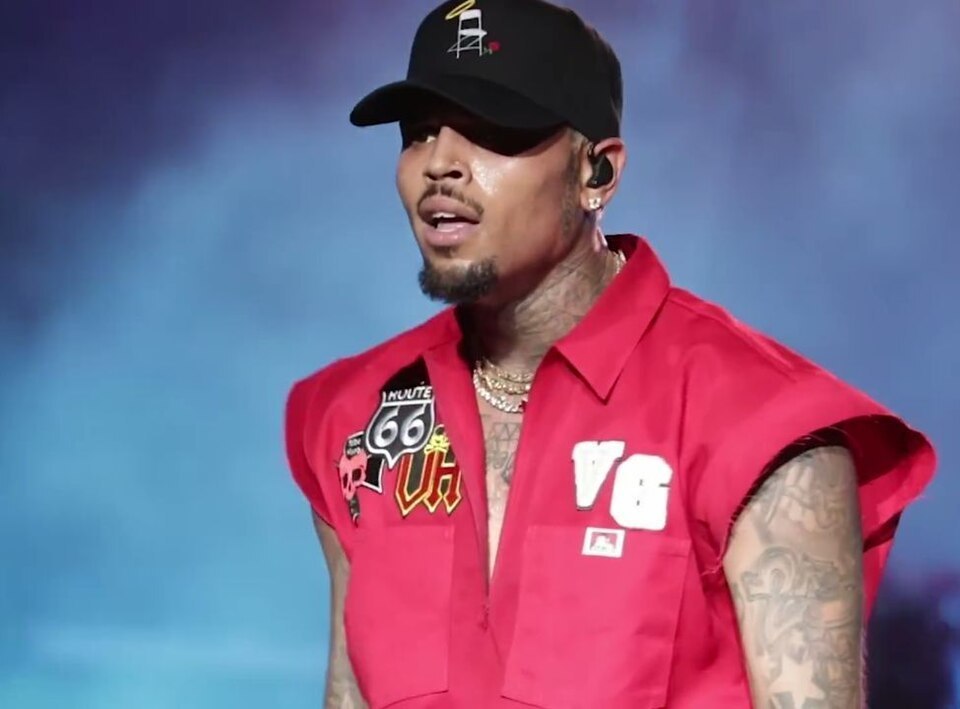 O cantor de R&B Chris Brown apregoa doutorado honorário de uma universidade cristã particular