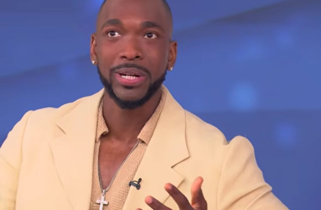 O comediante Jay Pharoah diz que está 'exatamente onde Deus quer que eu esteja', o dinheiro não vai 'realizá-lo'