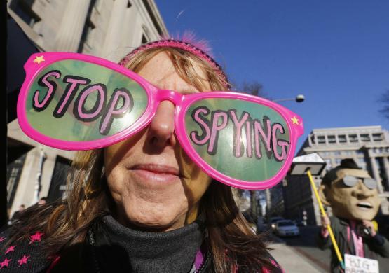 O influenciador marxista Hasan Piker e a cofundadora da CodePink, Medea Benjamin, intimados por comboio de ativistas para Cuba