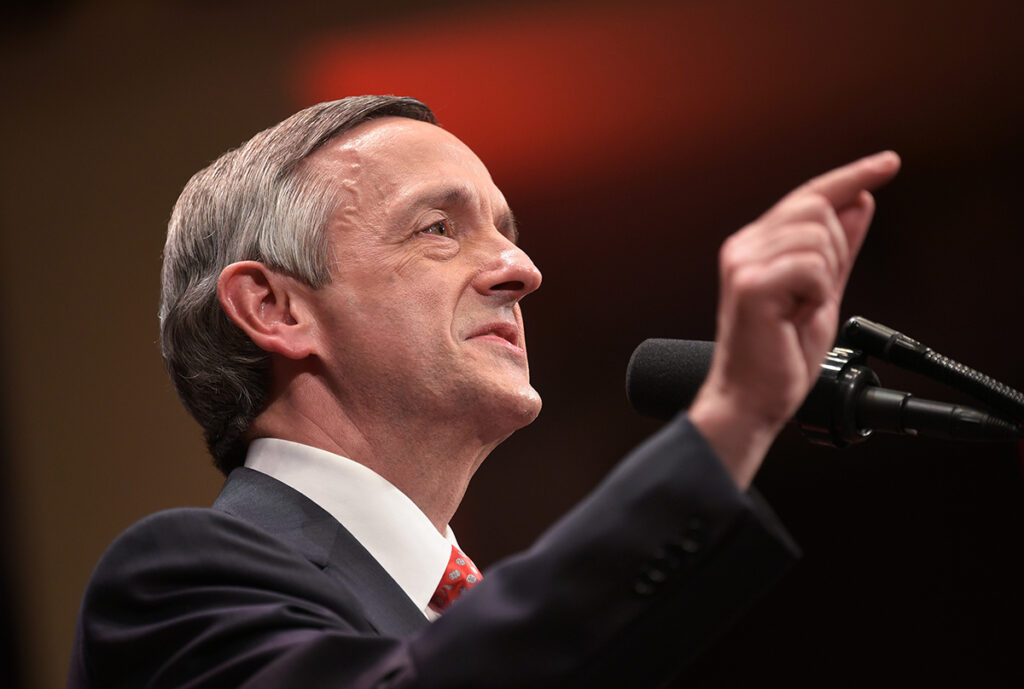 O pastor Robert Jeffress não endossa o segundo turno Cornyn-Paxton, mas diz que os evangélicos estão “unificados” contra Talarico
