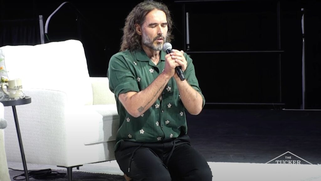 Os críticos criticam o novo livro de memórias baseado na fé de Russell Brand: 'Um trabalho árduo inacreditável'