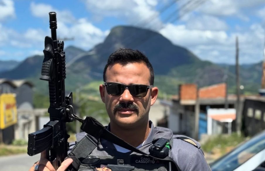 Pastor policial prega a criminosos durante operação contra o tráfico