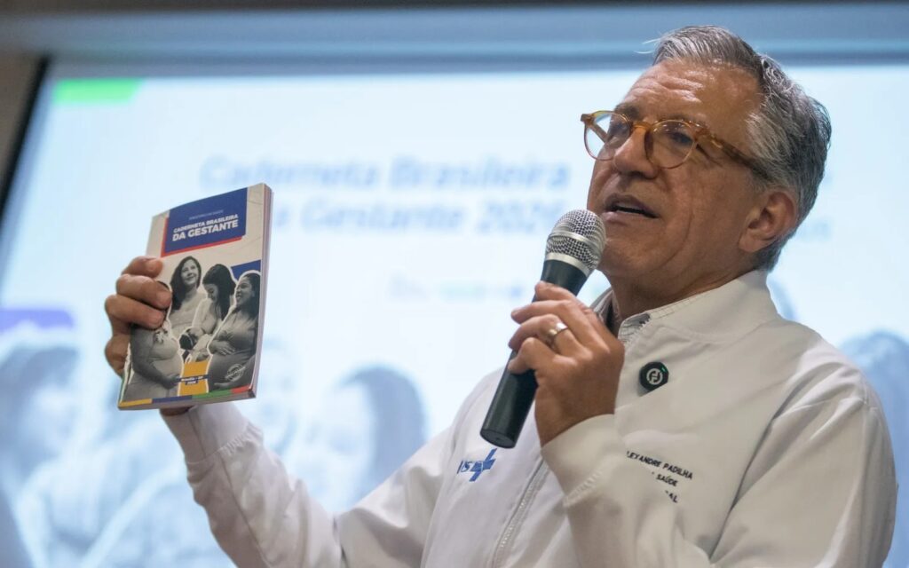 "Pessoas que gestam”? Caderneta da gestante causa indignação