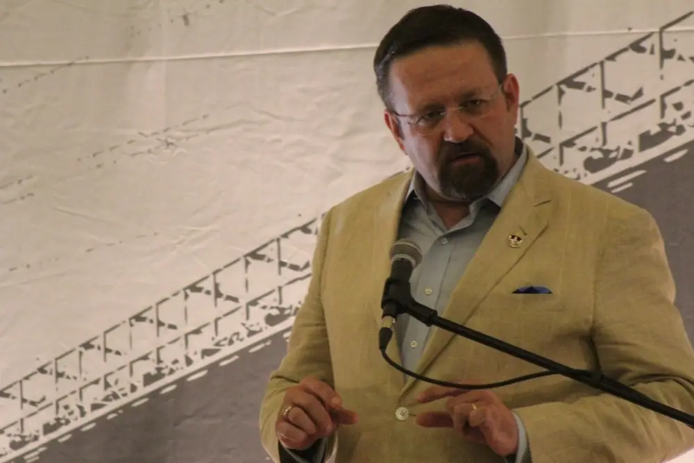Sebastian Gorka critica Tucker Carlson e Nick Fuentes: 'Não é conservador'
