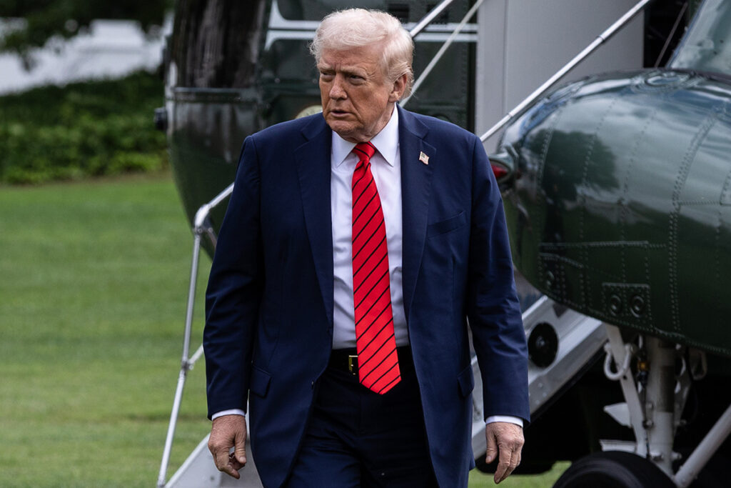 Trump cancela planos de comparecer ao casamento do filho em meio a possíveis novos ataques ao Irã se as negociações de última hora fracassarem