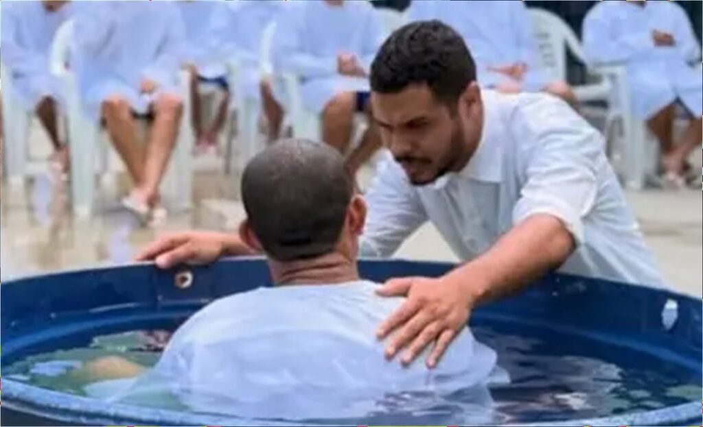 Vídeo de batismo de 29 presos no Piauí emociona