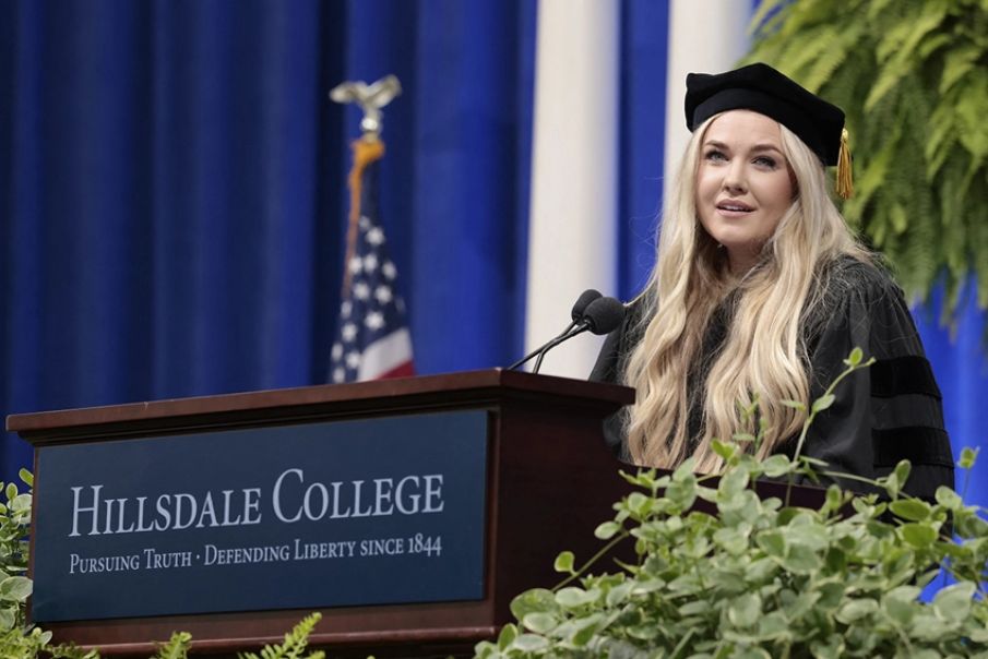 Viúva de Charlie Kirk incentiva formandos a ‘viverem corretamente’