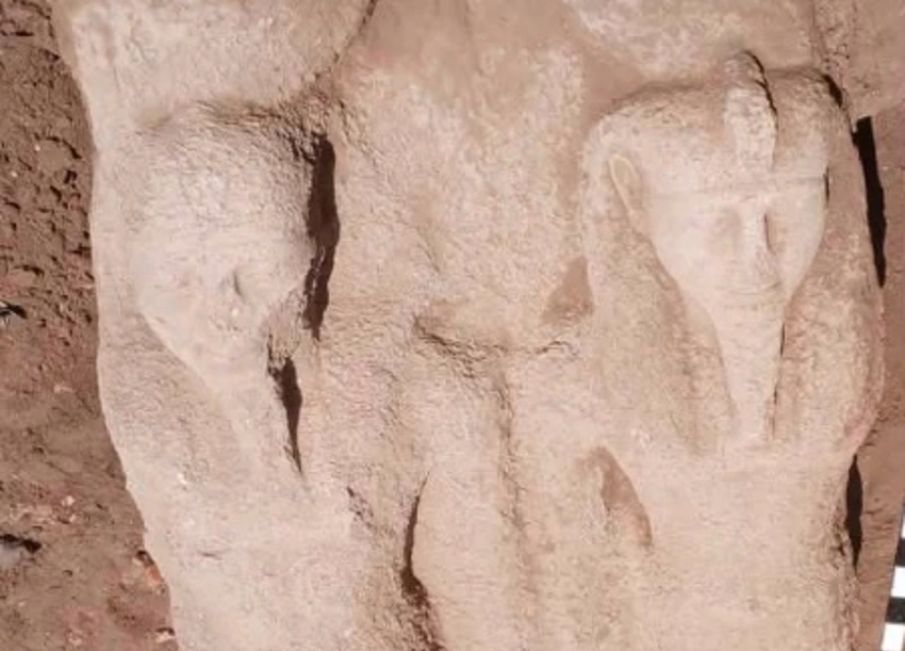 estátua do faraó que sofreu pragas achada por arqueólogos
