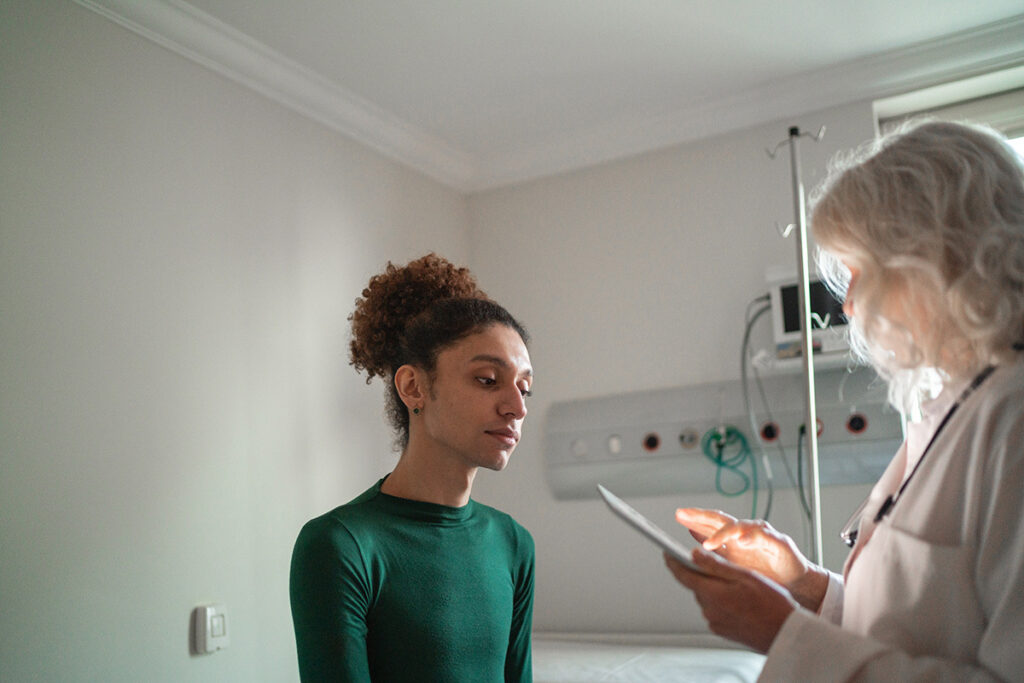 A Cleveland Clinic fornecerá US$ 2 milhões para cuidados de destransição e não realizará procedimentos de mudança de sexo para menores