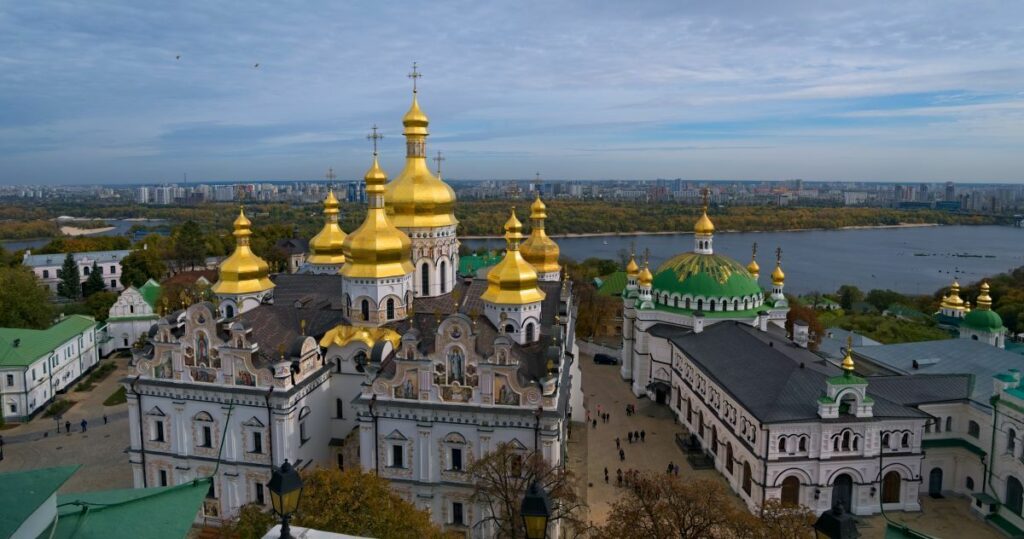 A histórica Catedral da Dormição pega fogo em ataques russos na capital ucraniana