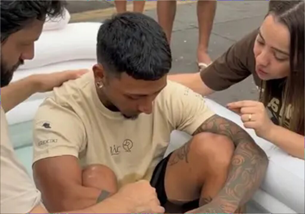 Ateu se converte e é batizado na Avenida Paulista após pregação