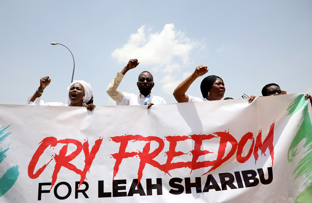 Autoridades nigerianas enfrentam pressão global para combater jihadistas radicais que perseguem mulheres e meninas