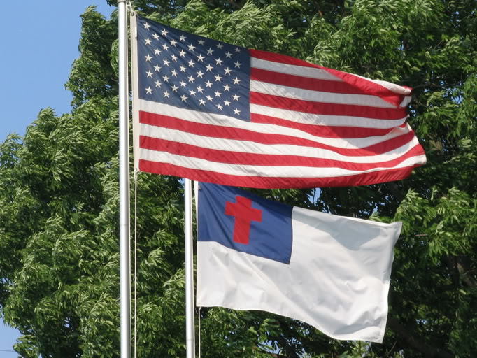 Bandeira cristã retorna à prefeitura após cidade recuar