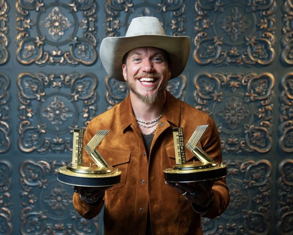 Brandon Lake ganha as principais honras do K-LOVE Fan Awards e exorta os cristãos a 'encontrarem um novo espaço' para o Evangelho