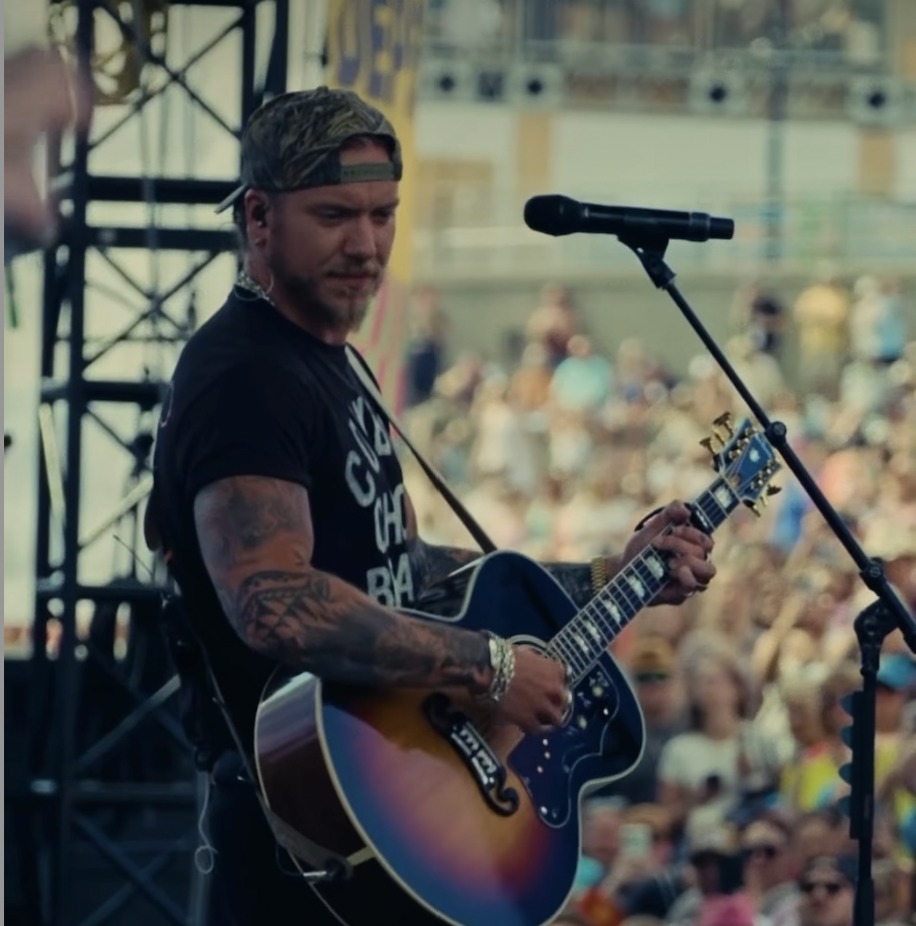 Brandon Lake interrompe o show do CMA Fest Cowboy Church para orar pela mulher que desmaiou: 'Mais importante'