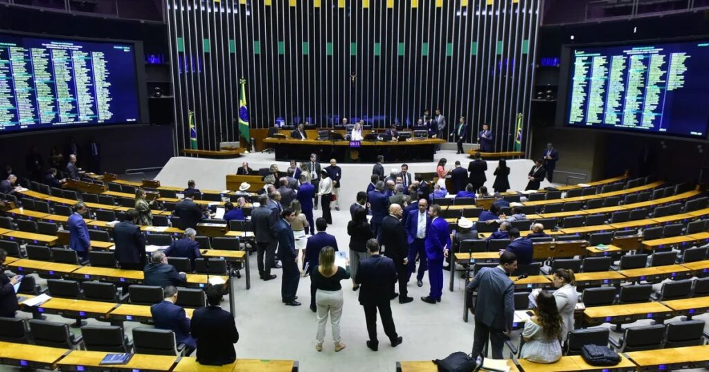 Câmara aprova PEC que amplia isenção de impostos para igrejas