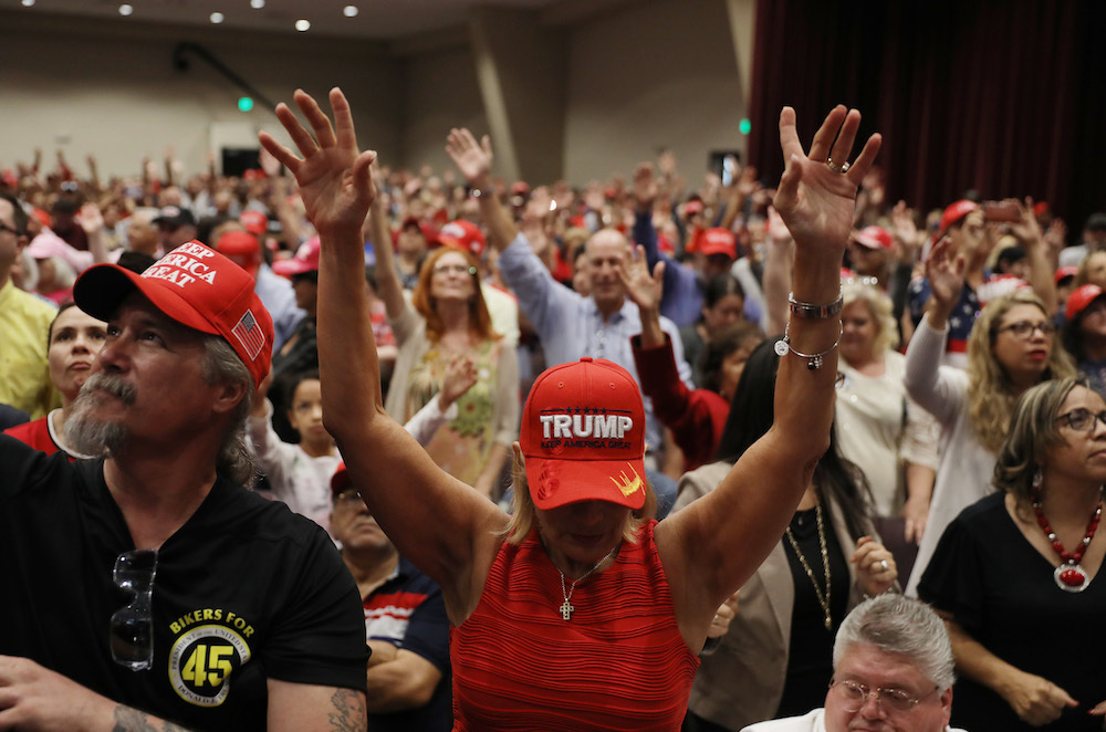 Cerca de metade dos cristãos evangélicos pensam que o Irão de Trump e as políticas de imigração não estão alinhadas com o cristianismo
