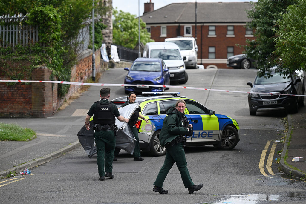Deputado britânico pede fim da ‘imigração descontrolada’ após tentativa ‘medieval’ de decapitação em Belfast