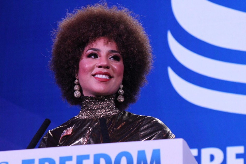 'Deus me libertou': a ex-cientologista Joy Villa dá um terrível aviso sobre o mal, por que ela partiu