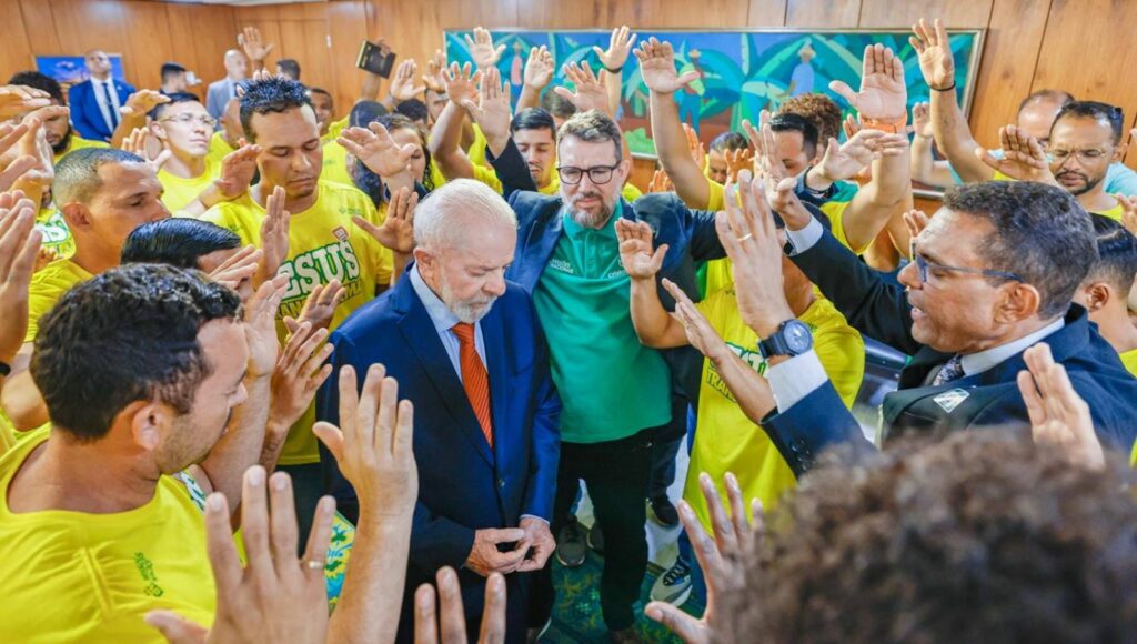 Em busca do voto evangélico, PT critica uso eleitoral da religião
