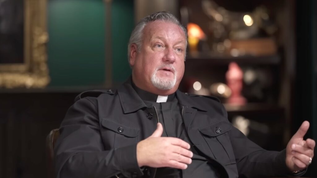 Exorcista do Tennessee apresenta ideia de filme alienígena 'amaldiçoado' de Spielberg e questiona a remoção do exorcista de DC