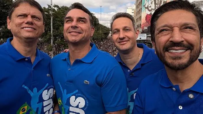 Flávio Bolsonaro na Marcha para Jesus narra ‘guerra espiritual’