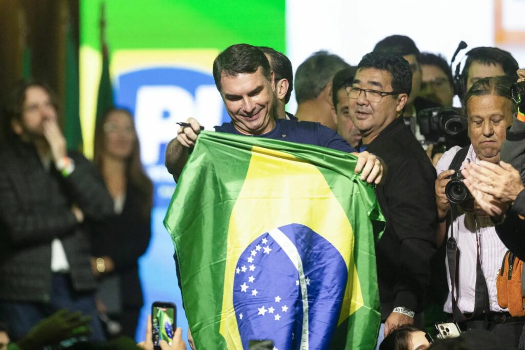 Flávio busca consolidar apoio evangélico para conter a esquerda
