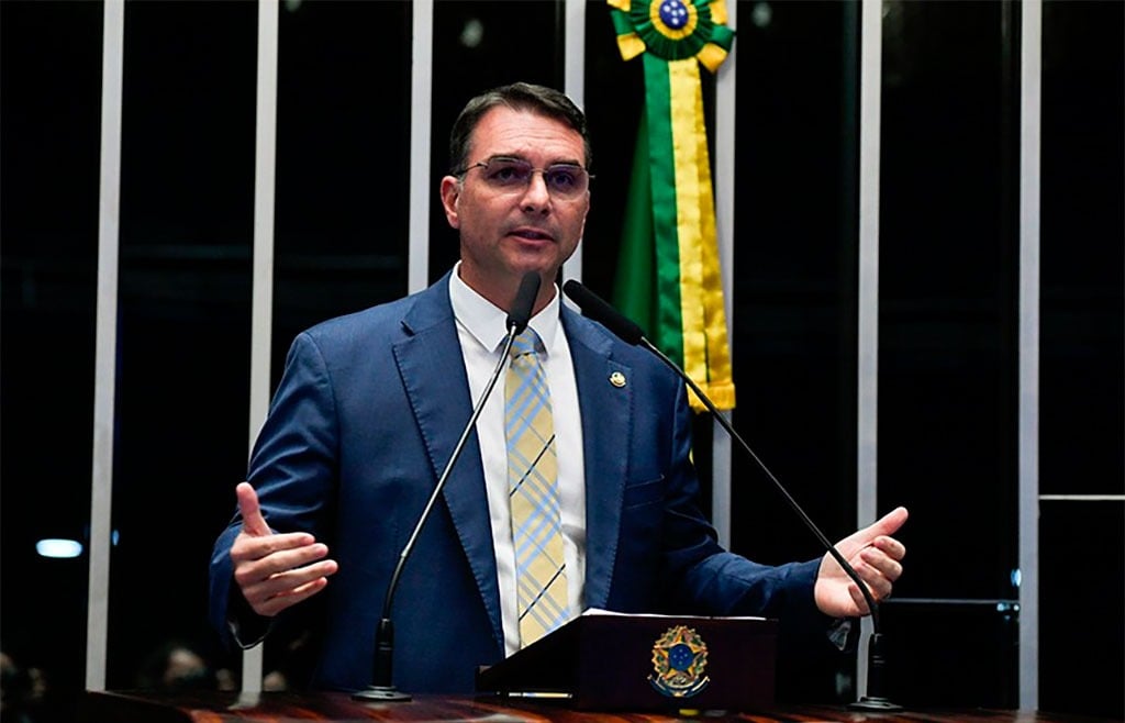 Flávio embarca para Argentina e se encontra com Milei