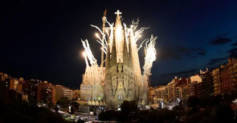 Igreja da Sagrada Família inaugura nova torre após 144 anos