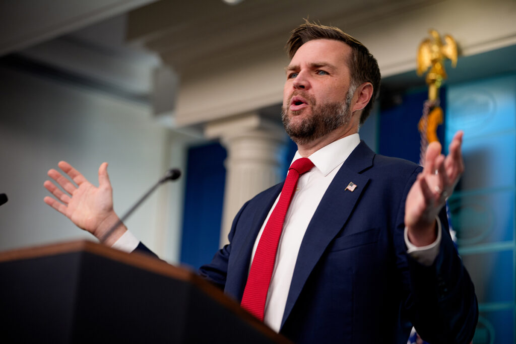 JD Vance diz 'Louvado seja Jesus' em resposta à aprovação papal do acordo com o Irã