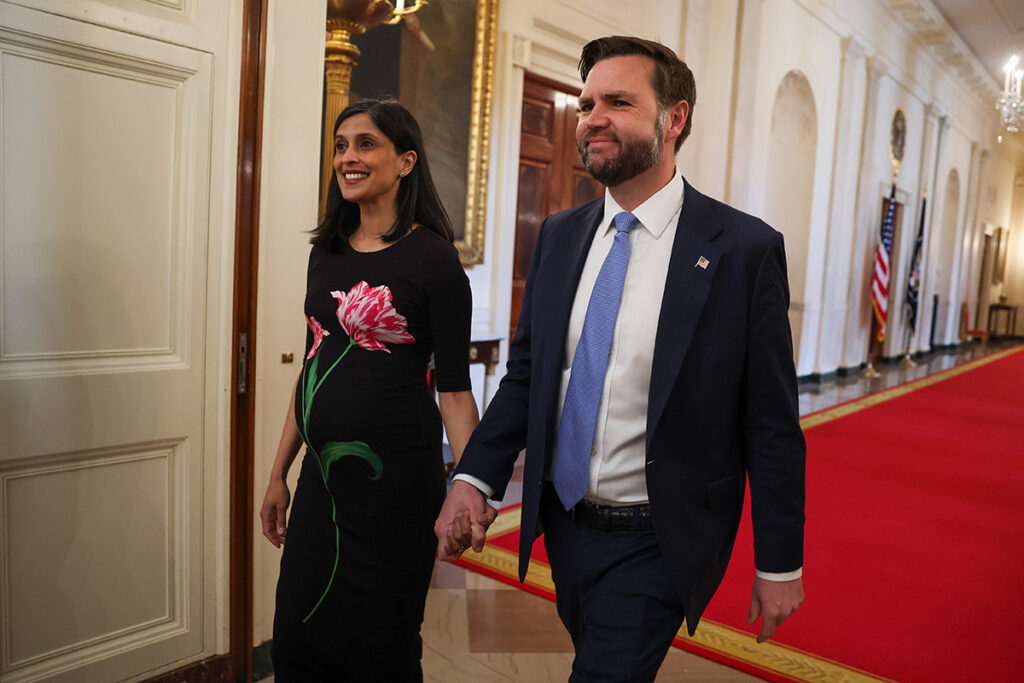 JD Vance diz que a esposa Usha ajudou na jornada de volta ao cristianismo e espera que ela se converta