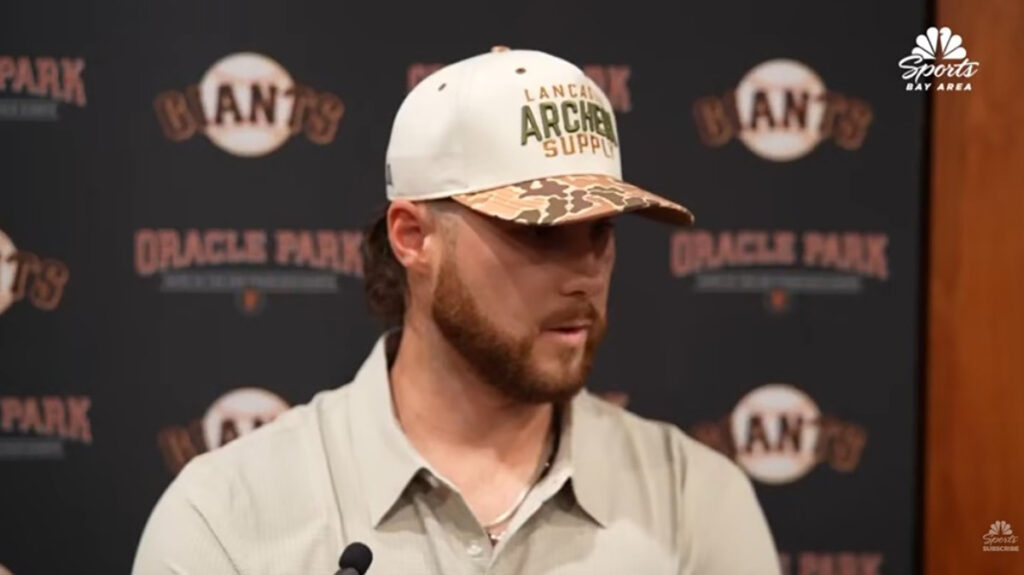 Jogador do San Francisco Giants coloca versículo bíblico no boné na noite do orgulho do estádio