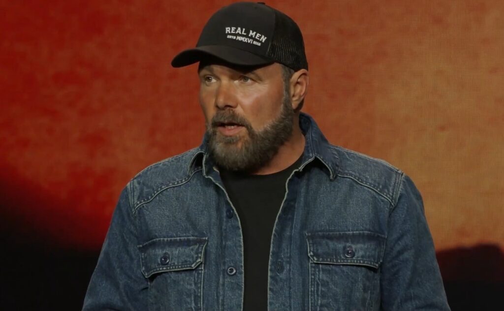 Mark Driscoll ameaça ação legal após renúncia de líderes de ministérios de homens e mulheres