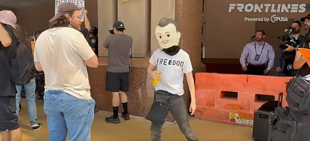 'Merecia morrer': manifestantes zombam do assassinato de Charlie Kirk fora do evento TPUSA