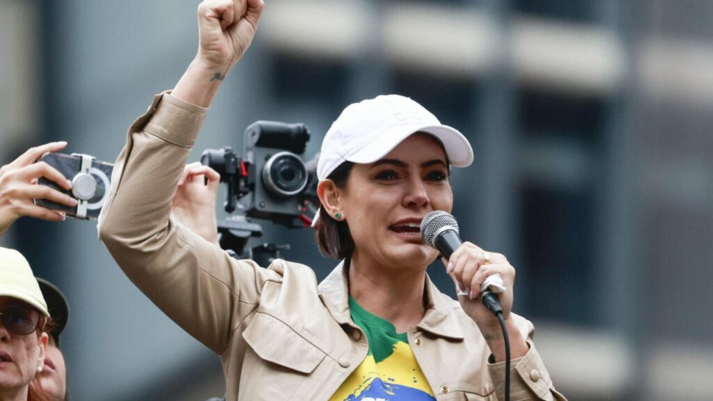Michelle Bolsonaro revela crise do ex-presidente por tratamento