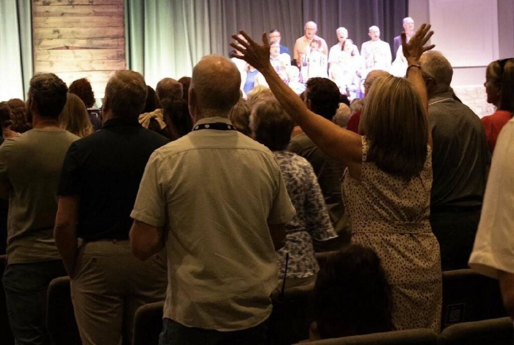 'Nossos corações estão partidos': Pastor lamenta a perda após o colapso mortal da tenda em um evento ao ar livre da igreja