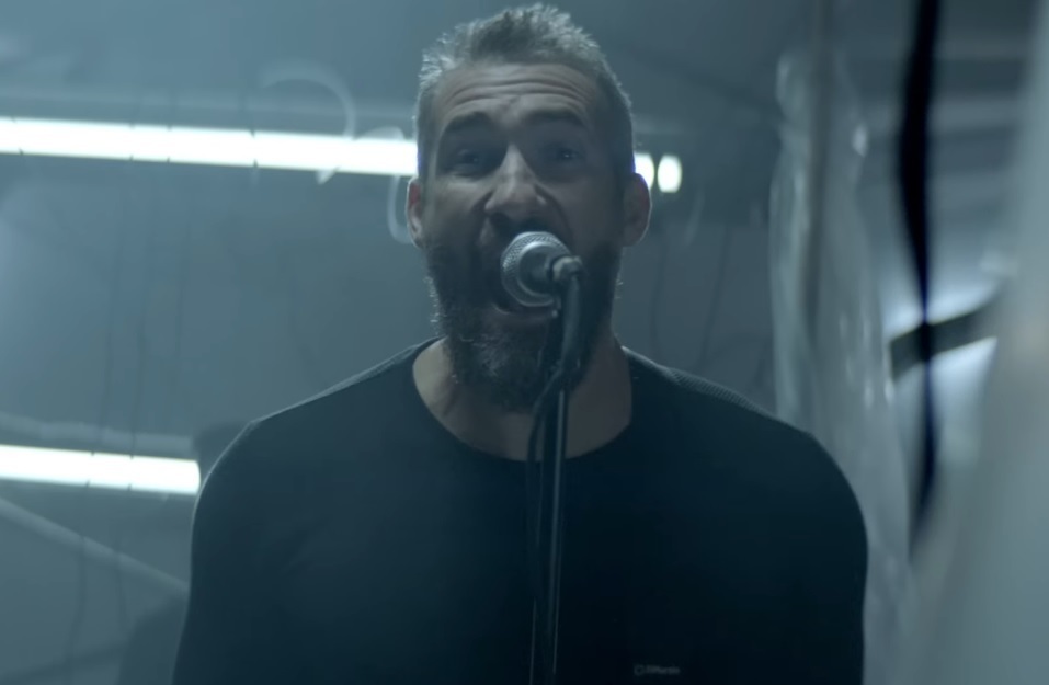 O guitarrista Clint Lowery dá glória a Deus pela turnê de sucesso